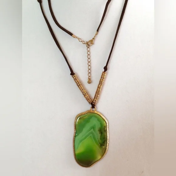 Green agate slice pendant on gold-tone black necklace - Picture 3 of 6
